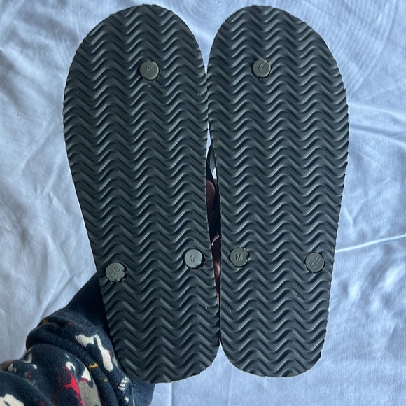 BRAND NEW! Size M(8-9) Levi’s Camo Flip Flops - Picture 3 of 5